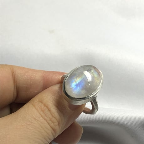 12.5号　青い煌めき大き目レインボームーンストーン　シルバーリング