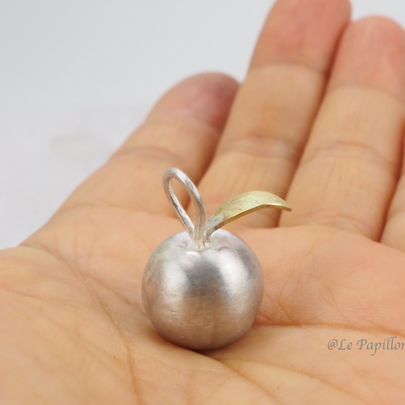 りんごの実》シルバーと真鍮の立体リンゴチャーム／丸いフォルムの果実