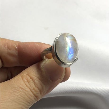 12.5号　青い煌めき大き目レインボームーンストーン　シルバーリング