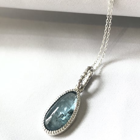 綺麗色パライバブルーカイヤナイト　シルバーネックレス