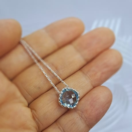 煌めくブルートパーズ　シルバーネックレス