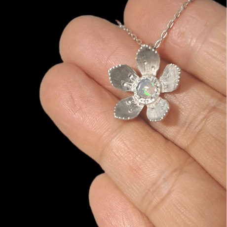 Bloom プレシャスオパール フラワーシルバーネックレス