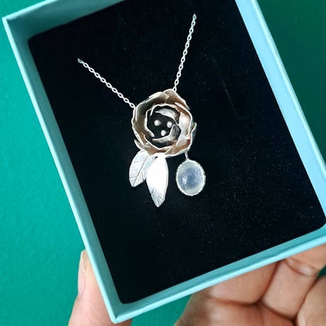 Bloom 芍薬とキャッツアイムーンストーン シルバーネックレス