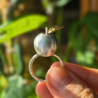 小さなリンゴのシルバーリング｜そっと添えられた真鍮の葉とともに