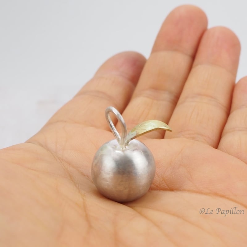 りんごの実》シルバーと真鍮の立体リンゴチャーム／丸いフォルムの果実