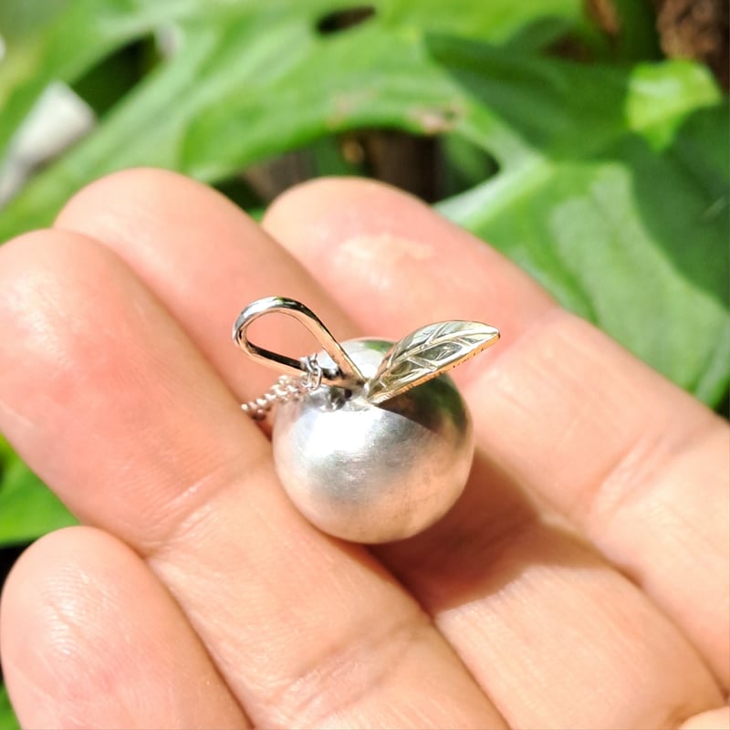 りんごの実》シルバーと真鍮の立体リンゴチャーム／丸いフォルムの果実