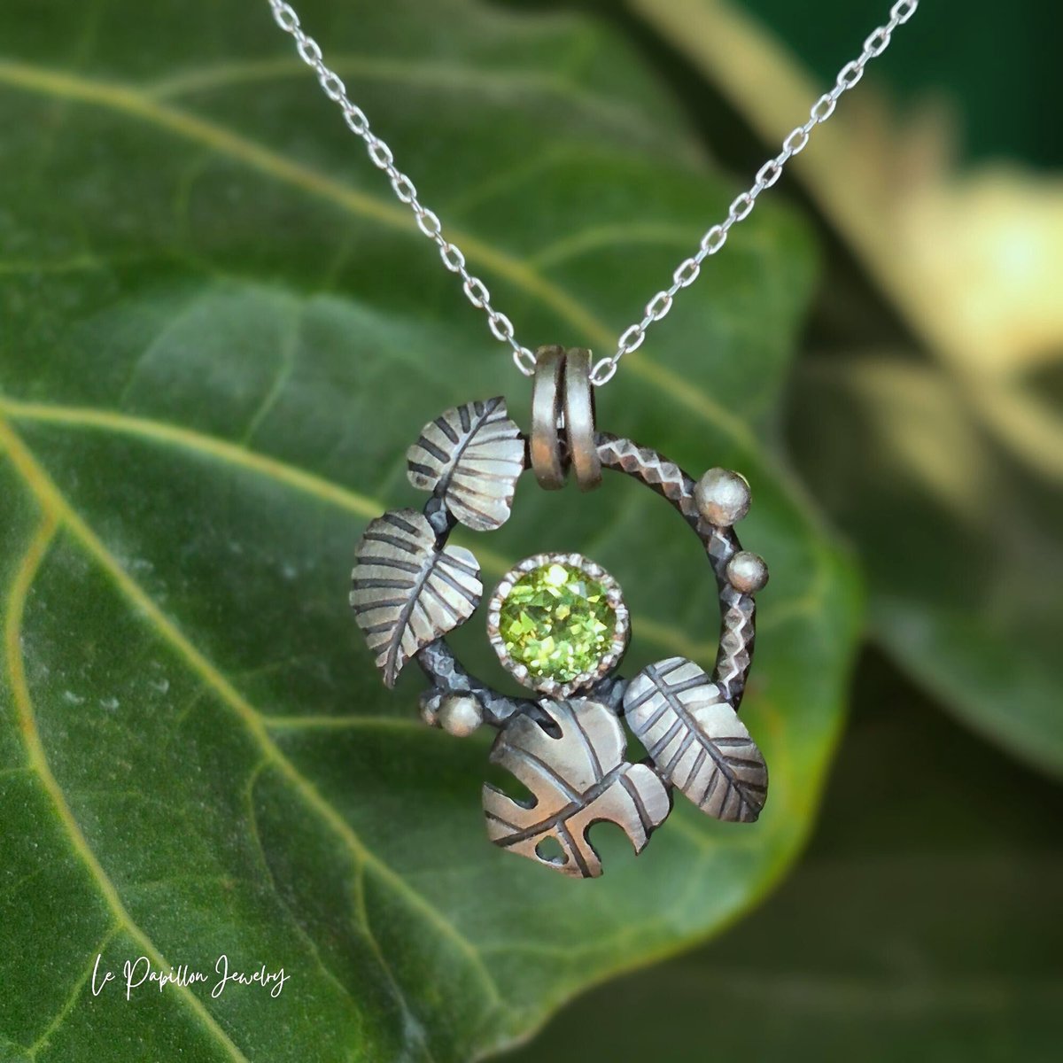 Botanical 麗しいペリドット シルバーネックレス | Le Papillon Jewelry