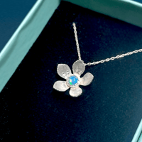 Bloom プレシャスオパール フラワーシルバーネックレス