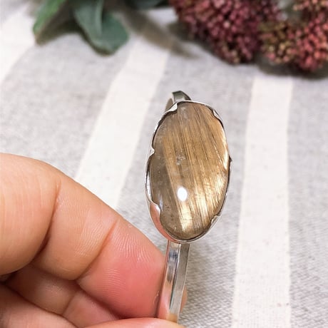 豪華な金線ルチルクォーツバングル