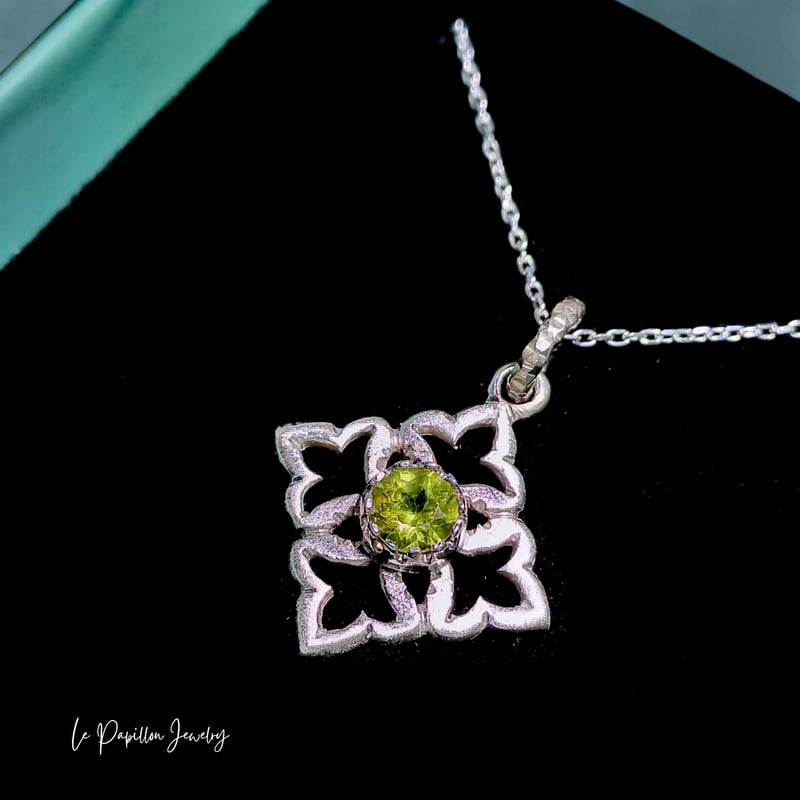 Cléa 新緑のペリドット シルバーネックレス | Le Papillon Jewelry