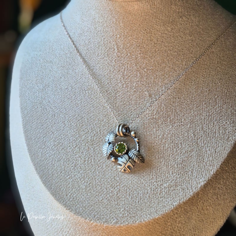 Botanical 麗しいペリドット シルバーネックレス | Le Papillon Jewelry