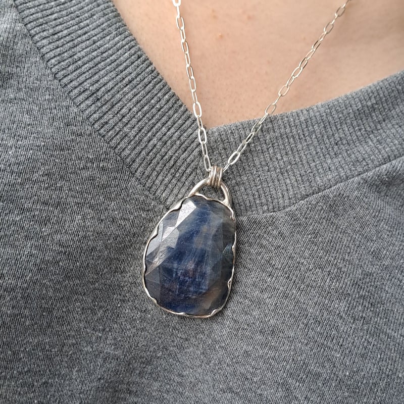 大きなナチュラルサファイア シルバーネックレス | Le Papillon Jewelry
