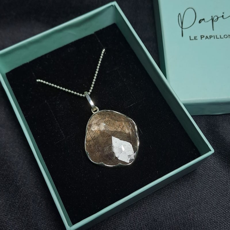 大きな大人色ナチュラルサファイア シルバーネックレス | Le Papillon