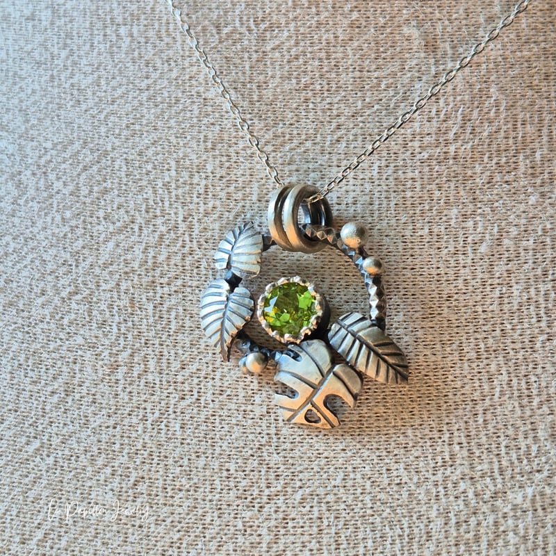 Botanical 麗しいペリドット シルバーネックレス | Le Papillon Jewelry