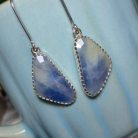 透かしアラベスク ナチュラルサファイア ピアス