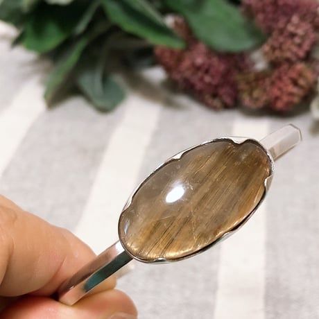 豪華な金線ルチルクォーツバングル