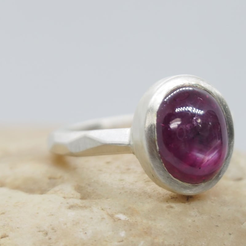 シルバーリング 紫色オーバルカット　バイオレットスタールビー シルバーリング 紫色オーバルカット バイオレットスタールビー