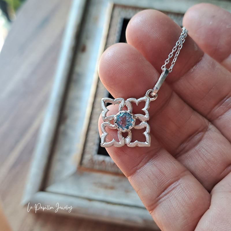 Cléa 青さ際立つスイスブルートパーズ シルバーネックレス | Le