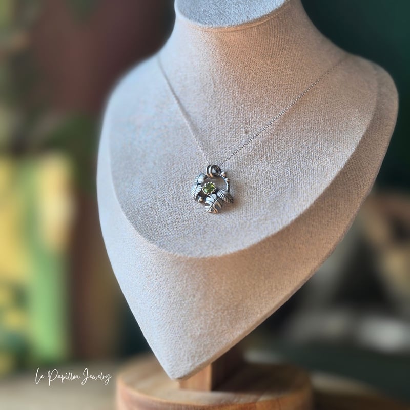 Botanical 麗しいペリドット シルバーネックレス | Le Papillon Jewelry
