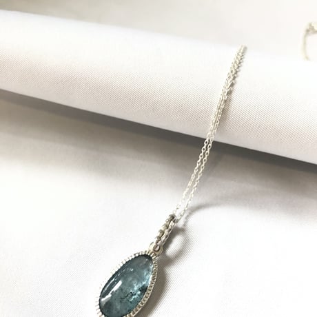 綺麗色パライバブルーカイヤナイト　シルバーネックレス