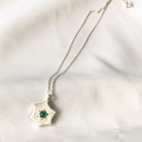 星のエメラルド　シルバーネックレス