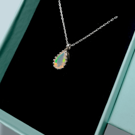 煌めくオーロラ プレシャスオパール シルバーネックレス