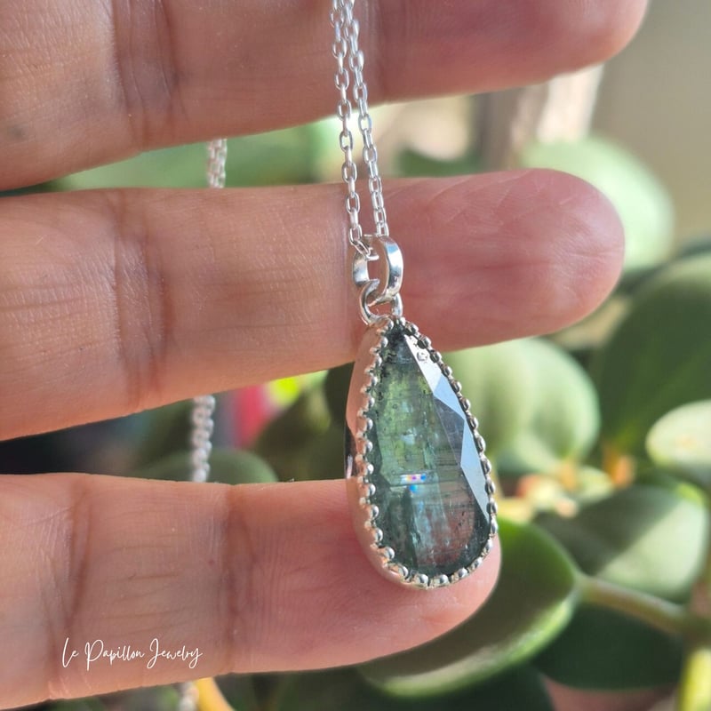 輝き美しい グリーンカイヤナイト シルバーネックレス | Le Papillon