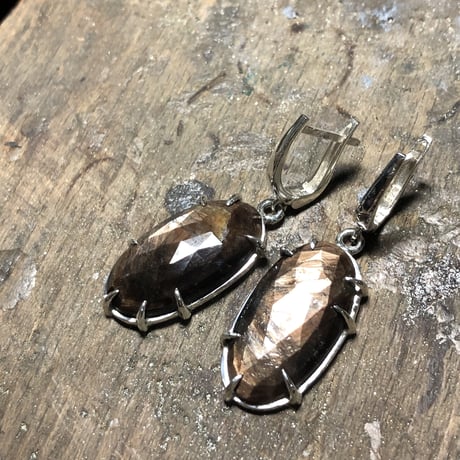 シックで美麗なゴールデンシーンサファイア　SVピアス