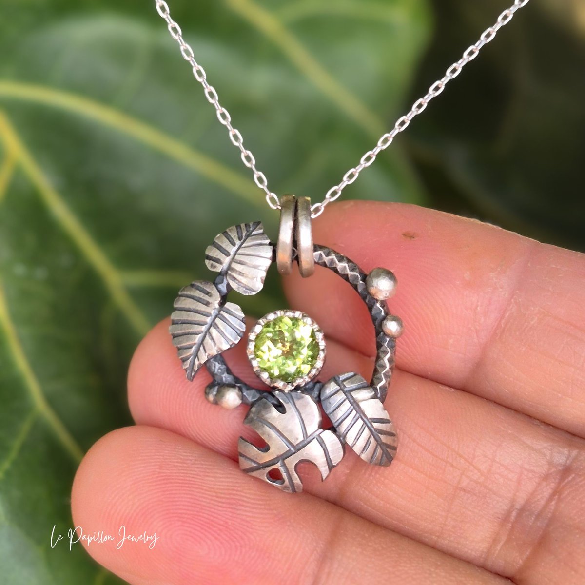 Botanical 麗しいペリドット シルバーネックレス | Le Papillon Jewelry