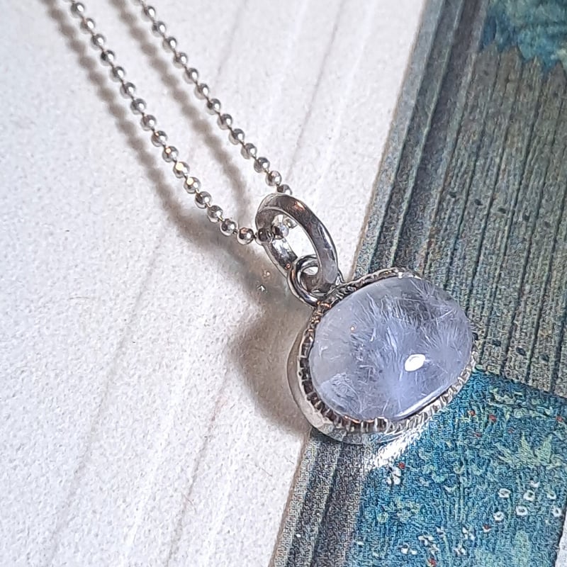デュモルチェライトインクォーツ ペンダントトップ 楽天市場】デュモルチェライトインクォーツ 原石 シルバー ペンダント