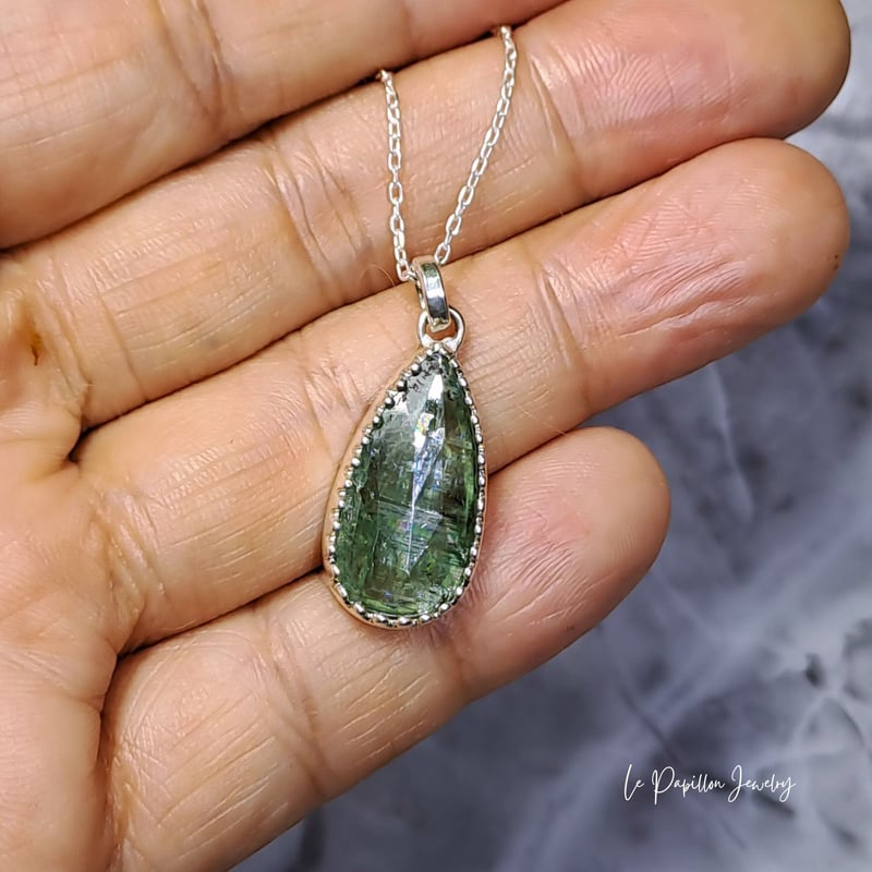 輝き美しい グリーンカイヤナイト シルバーネックレス | Le Papillon
