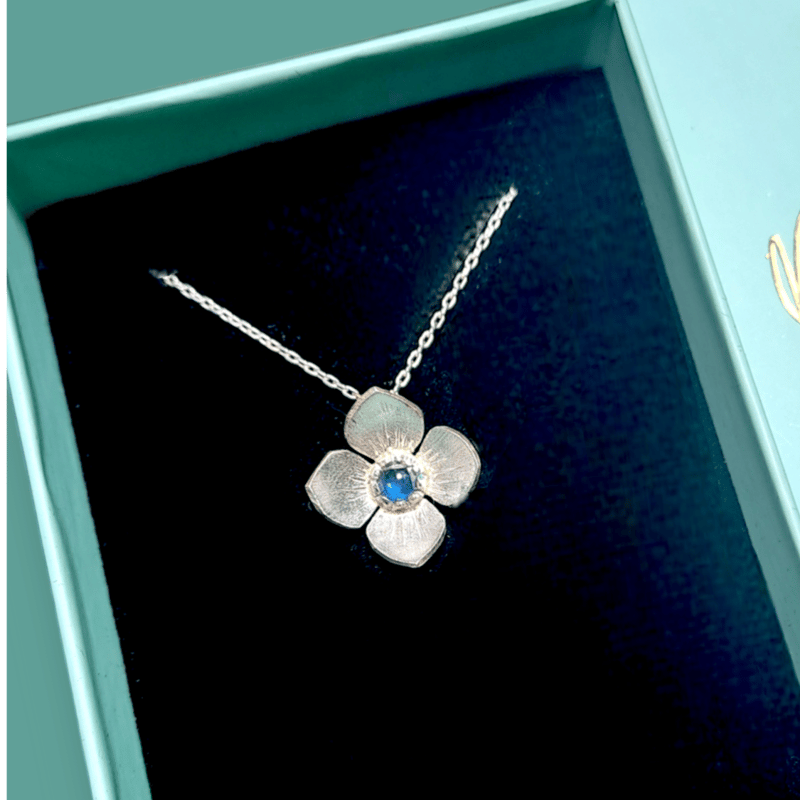 Bloom サファイア フラワーシルバーネックレス | Le Papillon Jewelry