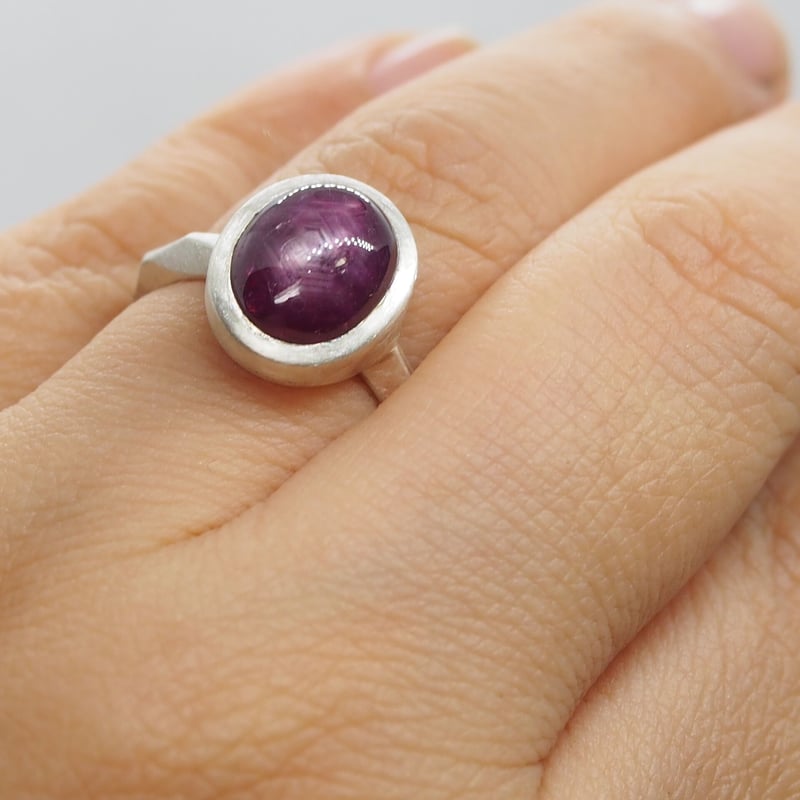 シルバーリング 紫色オーバルカット　バイオレットスタールビー シルバーリング 紫色オーバルカット バイオレットスタールビー