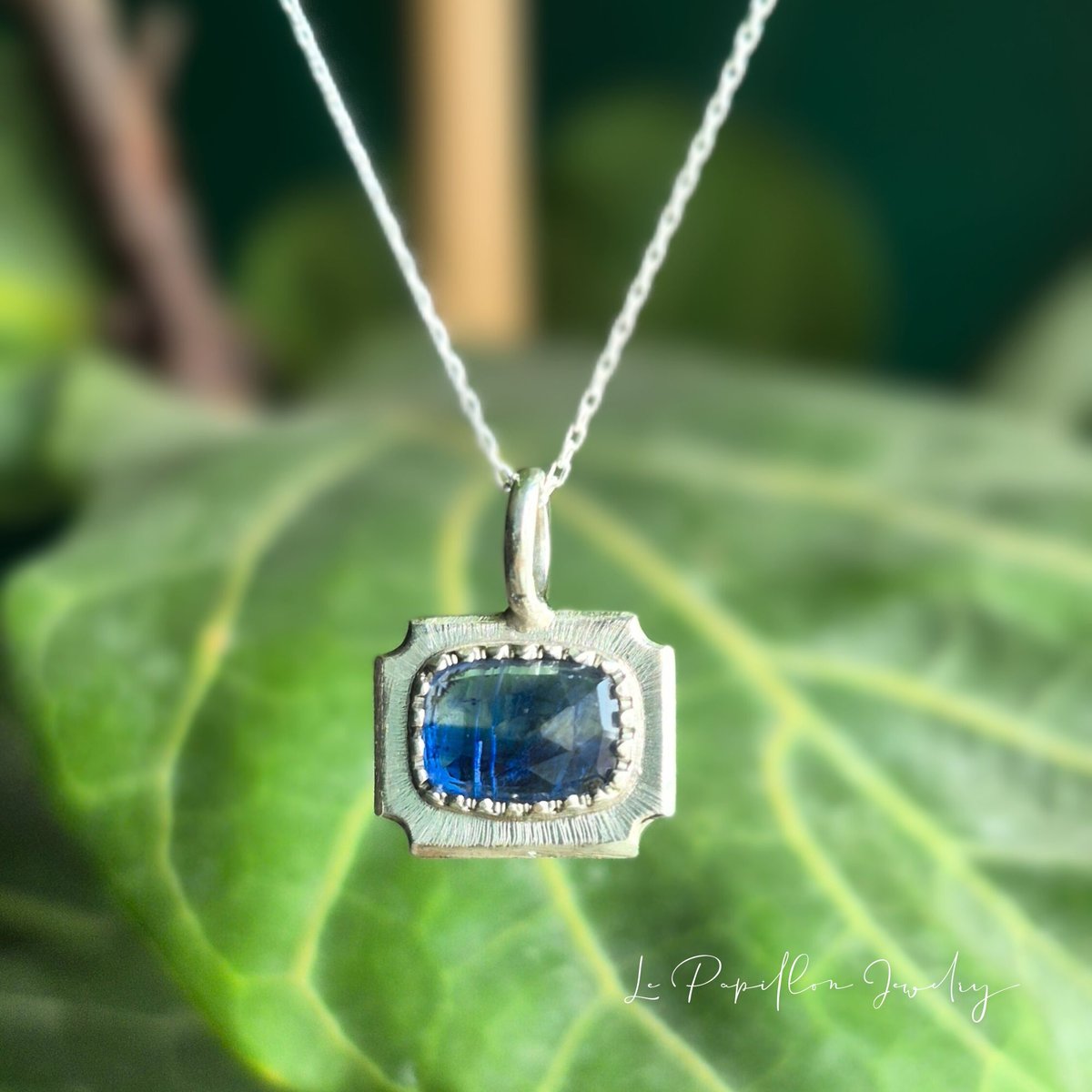 Cadre 深いブルーカイヤナイト シルバーネックレス | Le Papillon Jewelry