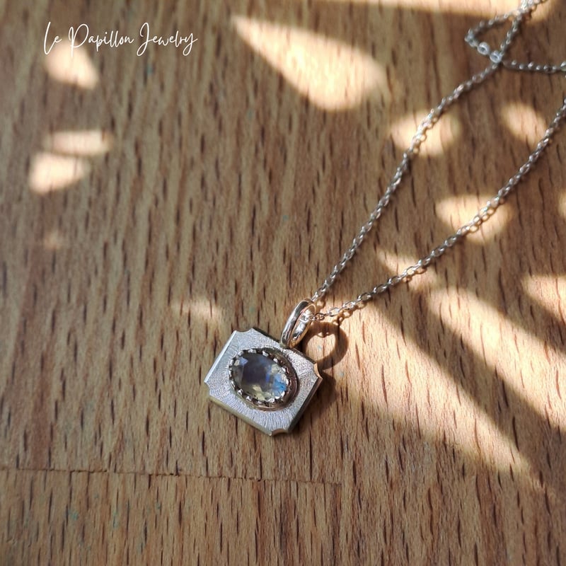 Cadre レインボームーンストーン シルバーネックレス | Le Papillon