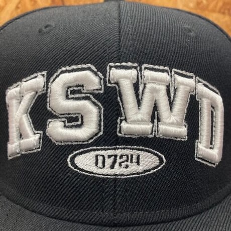 【KISHIWADA CITY】KSWD COLLEGE SNAPBACK CAP (BLACK)