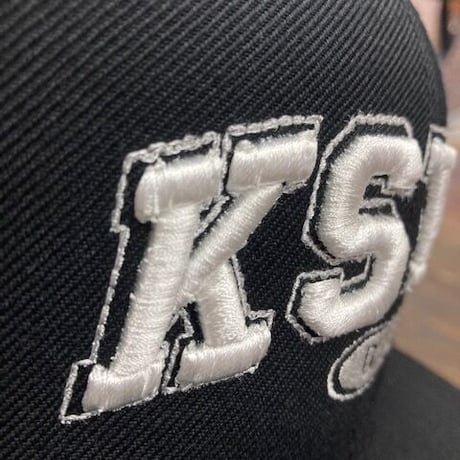 【KISHIWADA CITY】KSWD COLLEGE SNAPBACK CAP (BLACK)