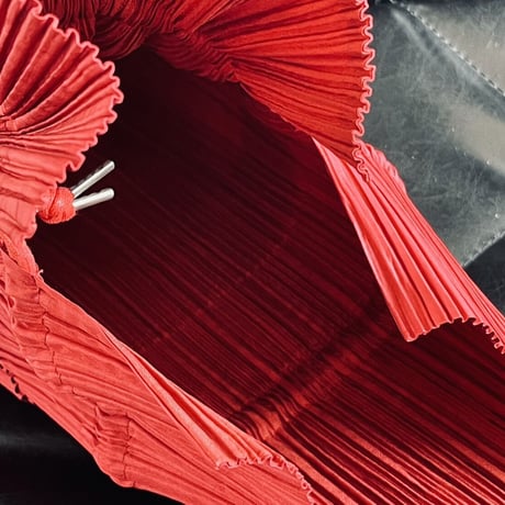 新品 issey miyake pleats bag red