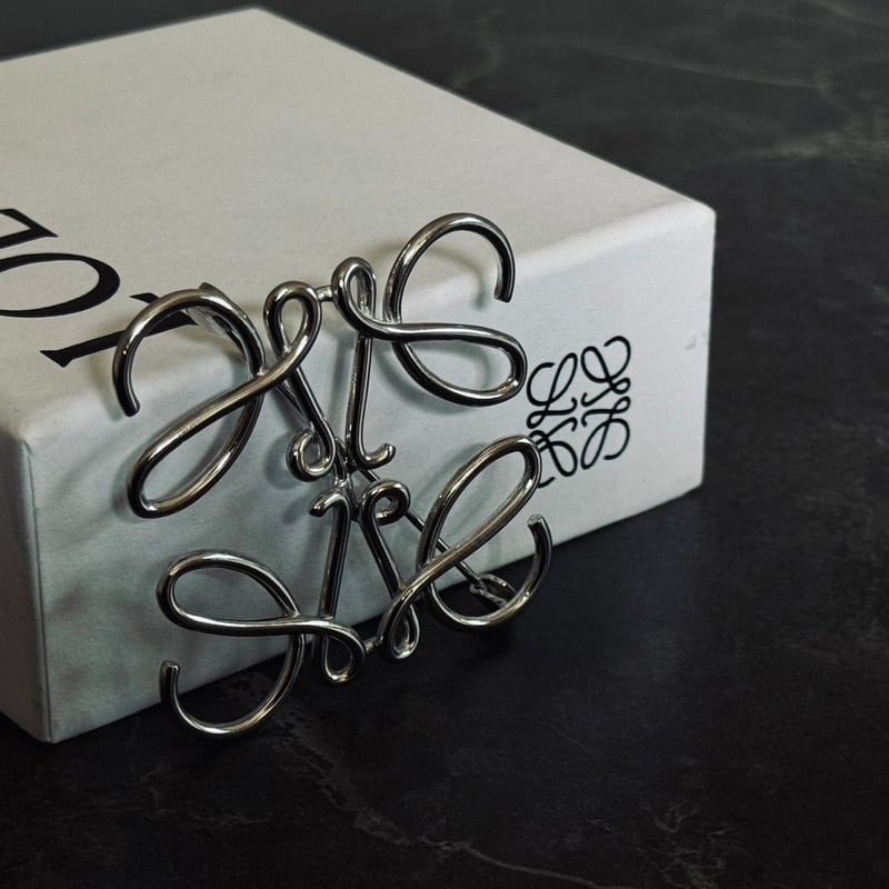 国内正規】loewe anagram brooch | requality
