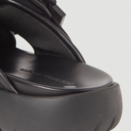 新品 bottega veneta buckle fastening sandals