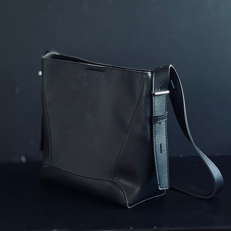 【import factory sample】 leather shoulder bag black