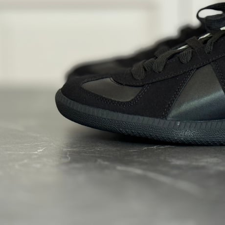 factory sample all black german trainer