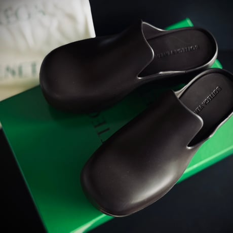 新品 bottega veneta paddle volume sandals