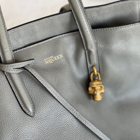 alexander mcqueen 2022ss skull motif leather bag