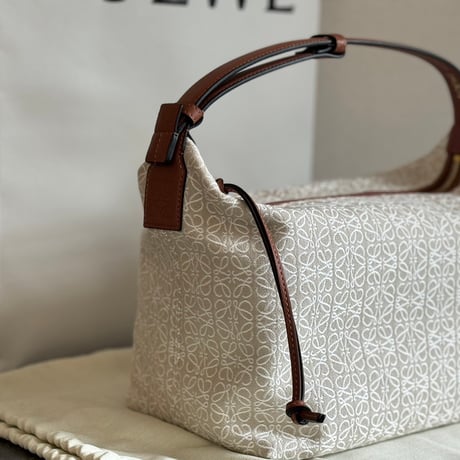 【国内正規】新品 loewe "cubi" leather anagram bag
