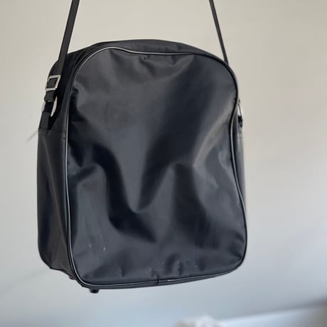 cdg comme des garçons logo shoulder bag