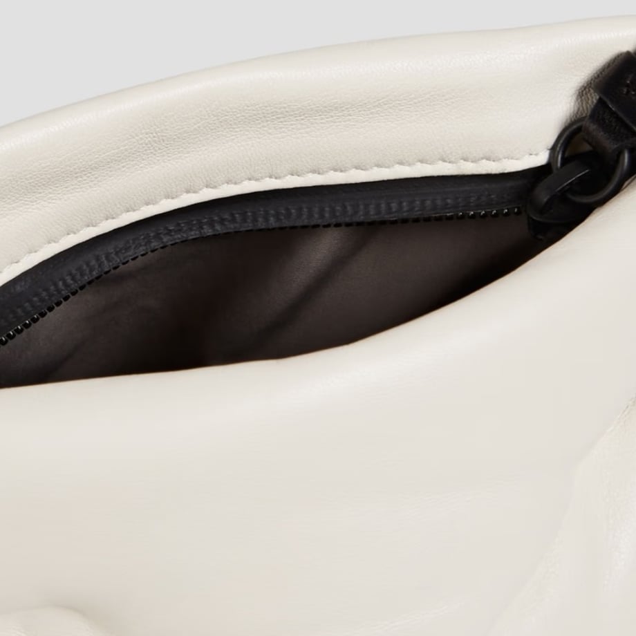 686a6b9f77bc6640c0a1f7f3