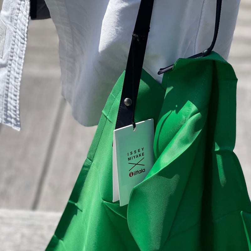 新品 isseymiyake × ittala pleats bag green | requ
