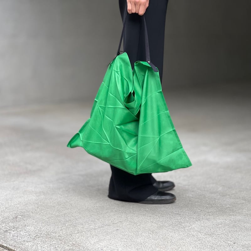 ほぼ新品 isseymiyake × ittala pleatsbaggreen 新品 isseymiyake × ittala pleats bag green | requ