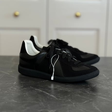 factory sample all black german trainer